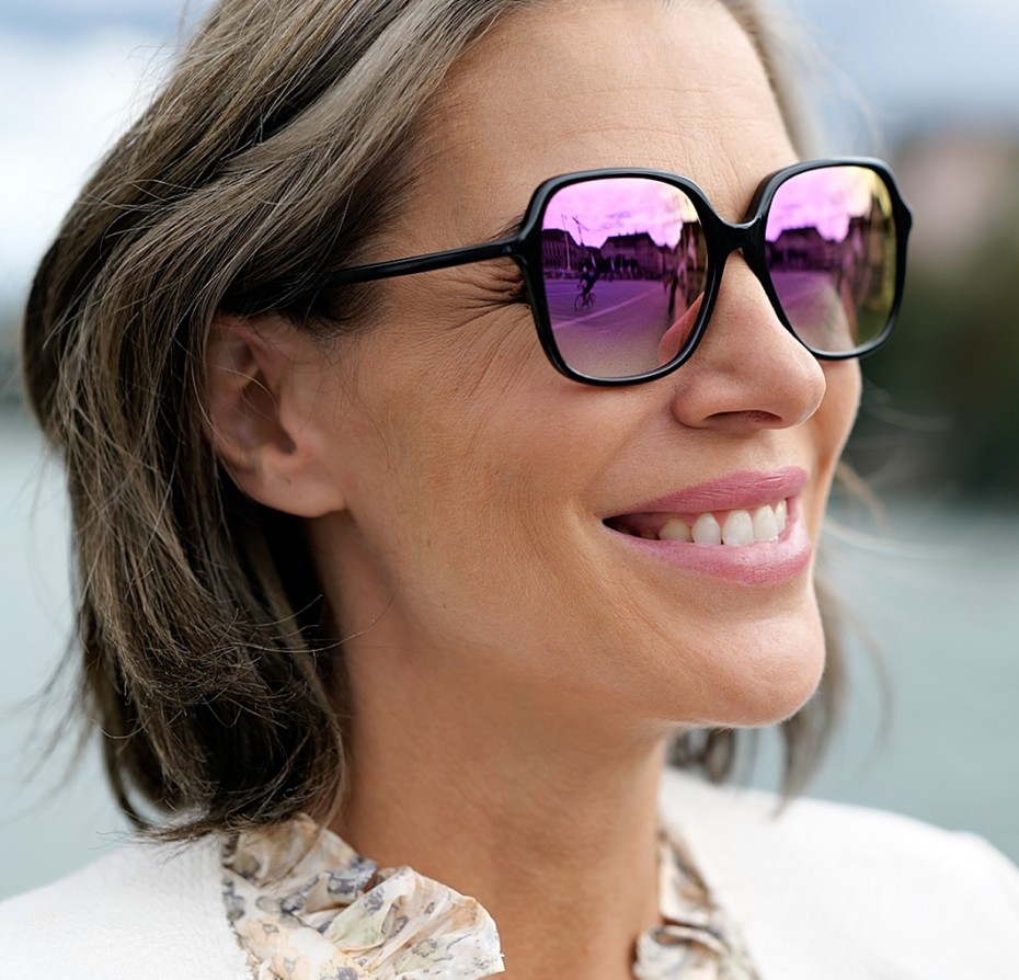 Frau mit Sonnenbrille