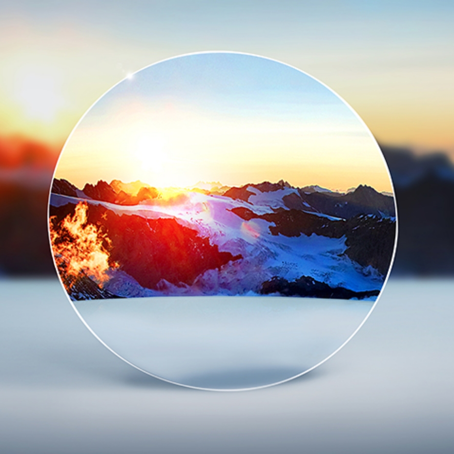 Blick durch Brillenglas auf verschneites Bergpanorama. 